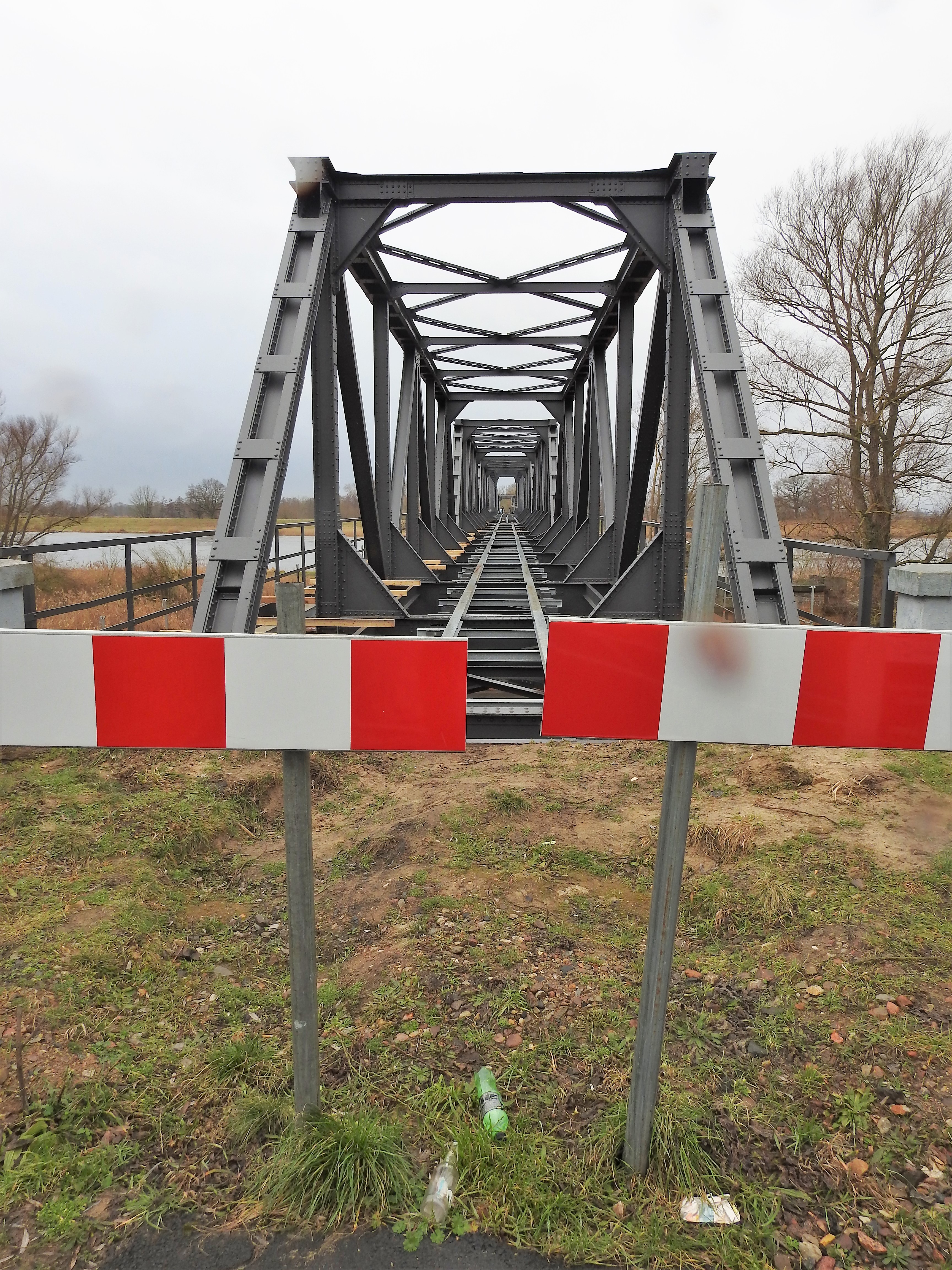 Most Siekierki-Neurüdnitz koniec ścieżki polskiej, początek niemieckiej